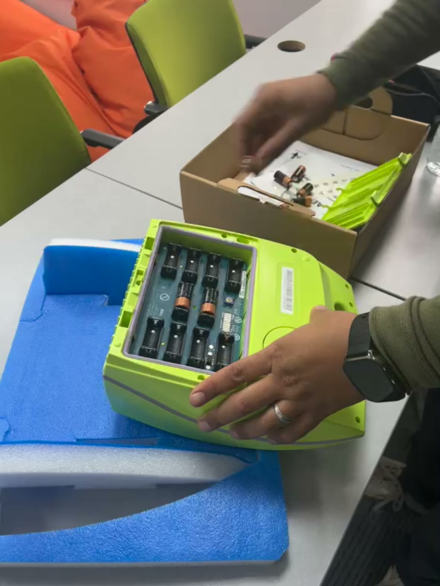 Installation anonymisée d’un défibrillateur ZOLL AED Plus dans un bureau à Casablanca